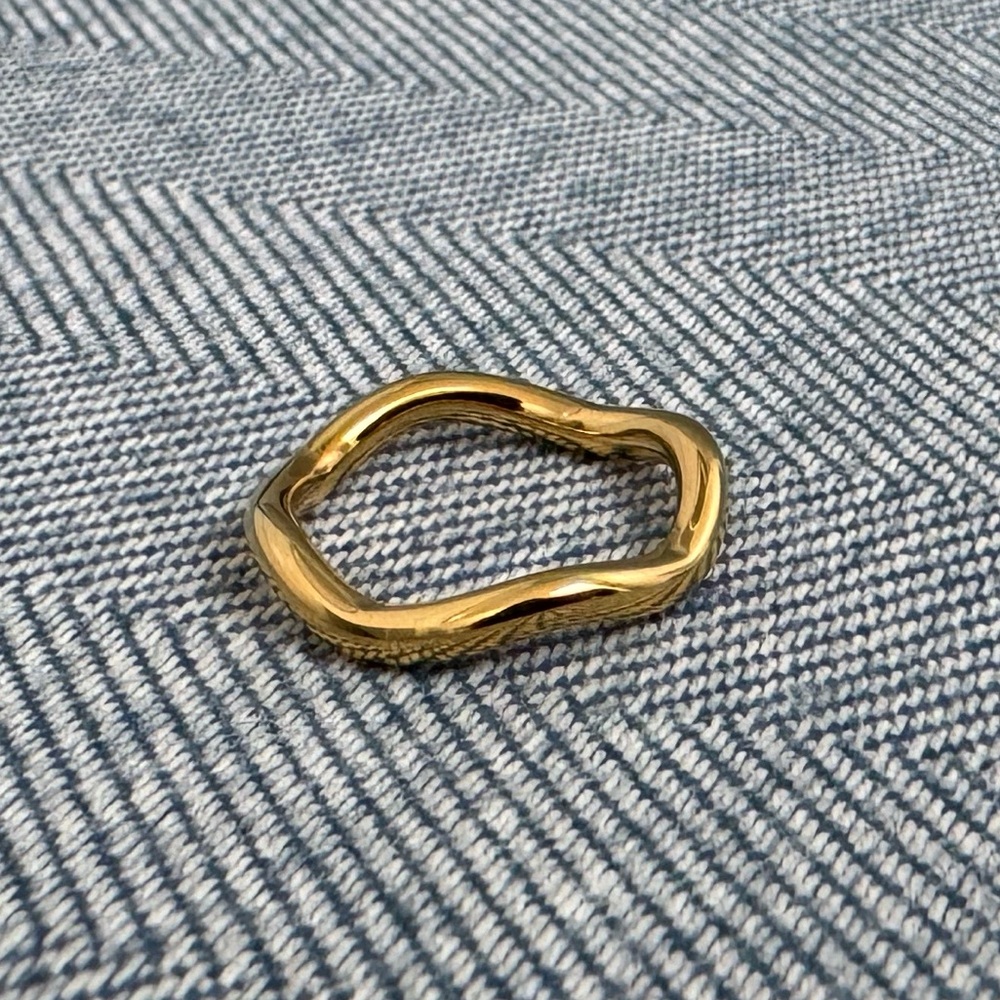 NWOT Goop Waterproof Wavy Stackable Ring